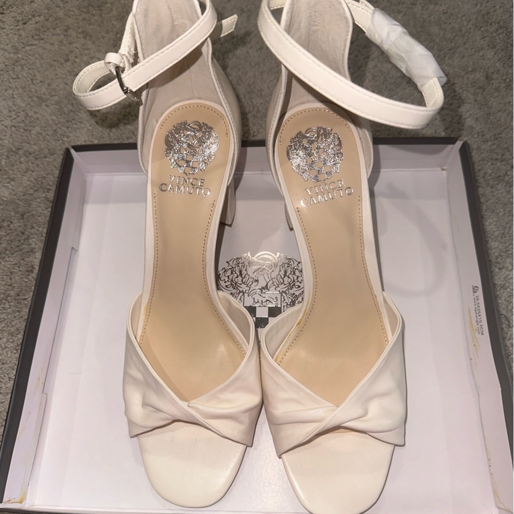 NWT Vince Camuto Wesher Leather Block Heel Sandals in size 10